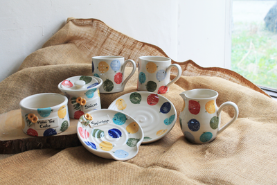 Ceramic gift set with 2 mugs, large jug, used teabag pot, sugar pot with lid, spoon plate, cake plate